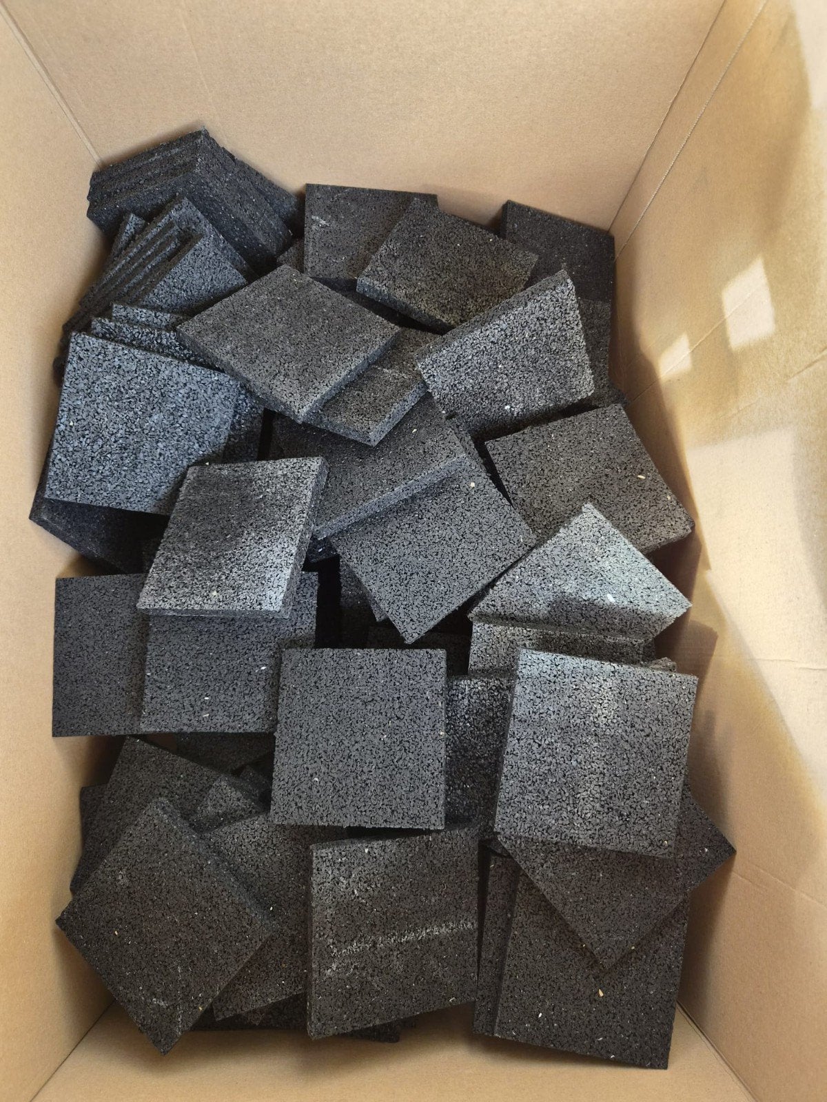 Ongeveer 170 rubbere tegeldragers 10/10 cm, Ophalen, Rubber, Nieuw, 10 m² of meer