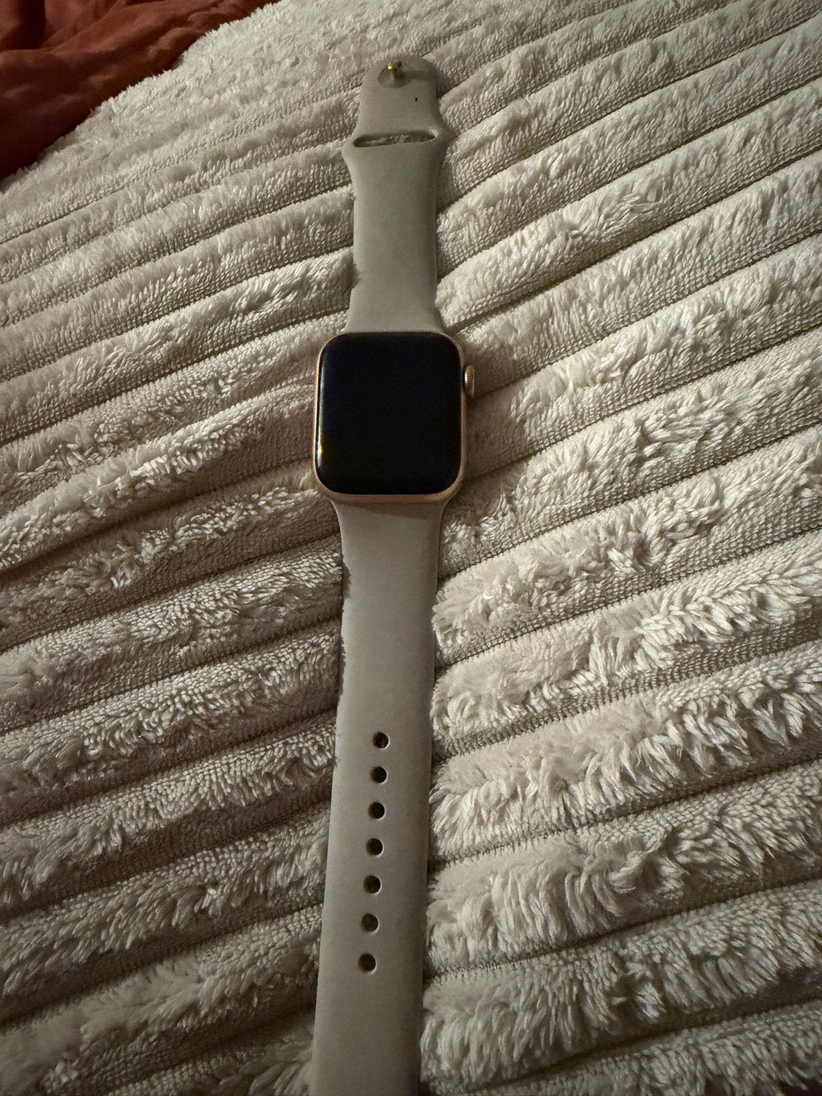 Apple Watch SE 40mm met lader en extra gouden bandje, Sieraden, Tassen en Uiterlijk, Ophalen, Afstand, IOS, Zo goed als nieuw