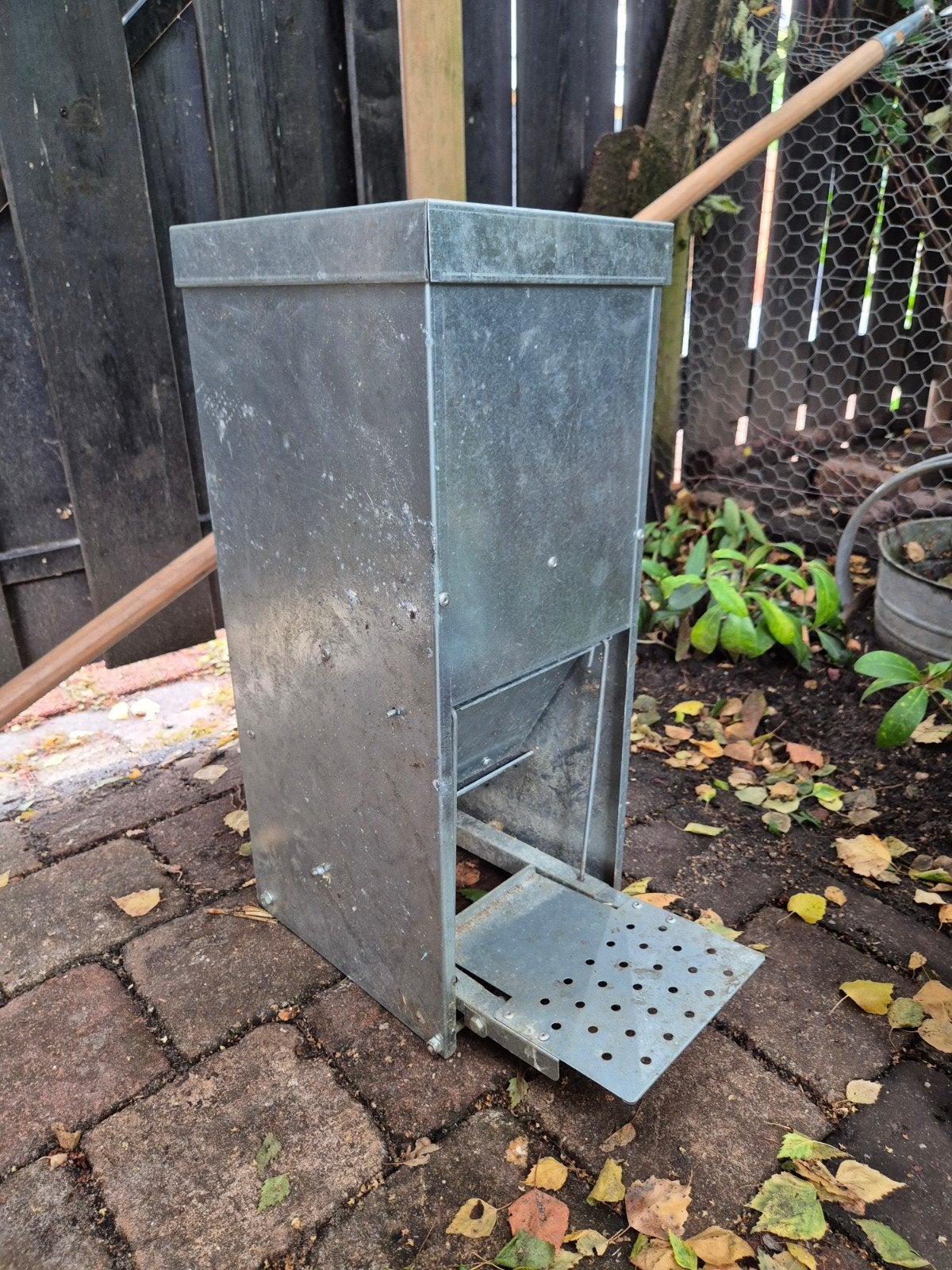 Voerbak/trapbak voor kippen, Ophalen, Drinken en Voederen