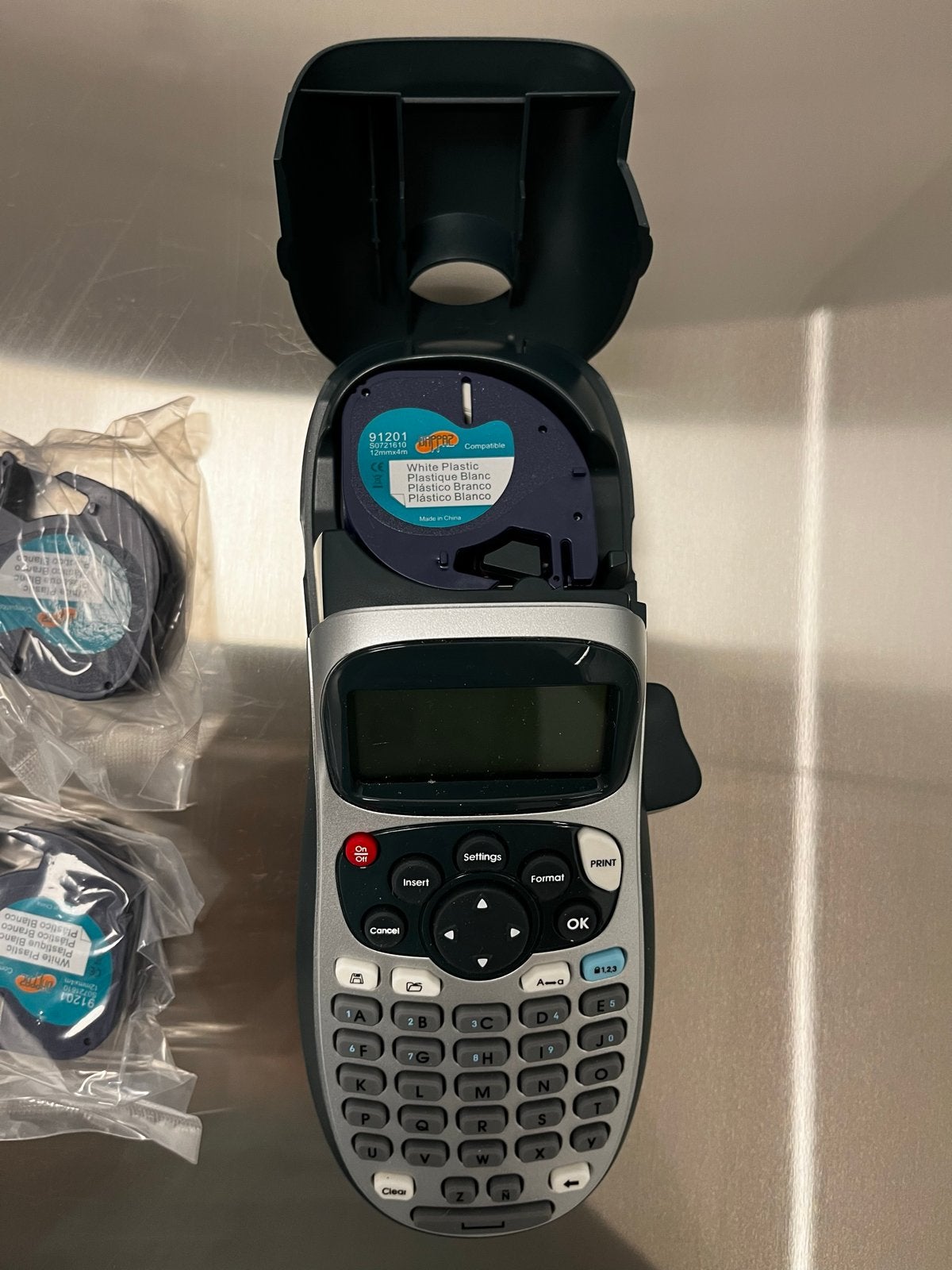 DYMO LetraTag 100H Labelmaker met 4 labelcassettes, Ophalen of Verzenden, Zo goed als nieuw, Qwerty, Tape-label