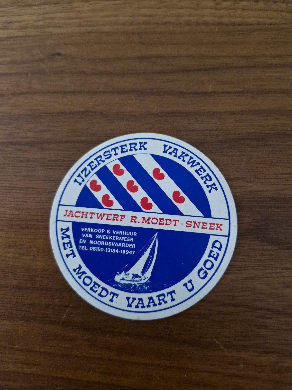 1056 Vintage Jachtwerf R. Moedt Sneek Sticker 8 cm, Ophalen of Verzenden, Gebruikt, Overige typen