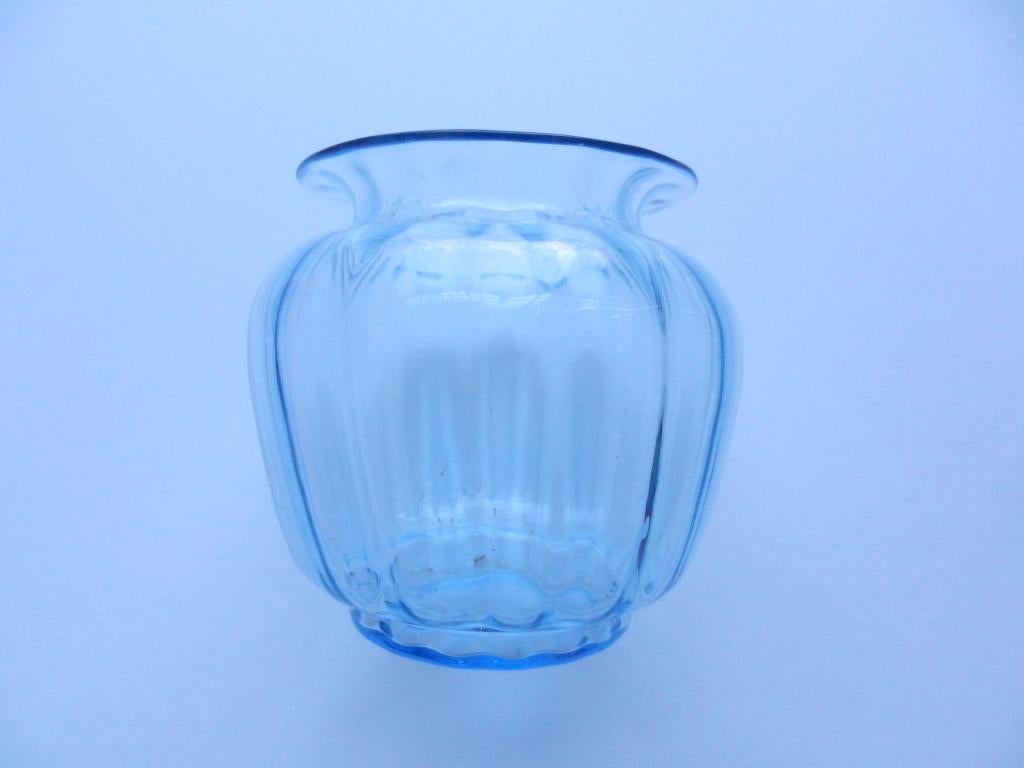 Gelobd lichtblauw glazen vaas Maastricht / Leerdam h 12 Mint, Antiek en Kunst, Antiek | Glas en Kristal, Ophalen of Verzenden