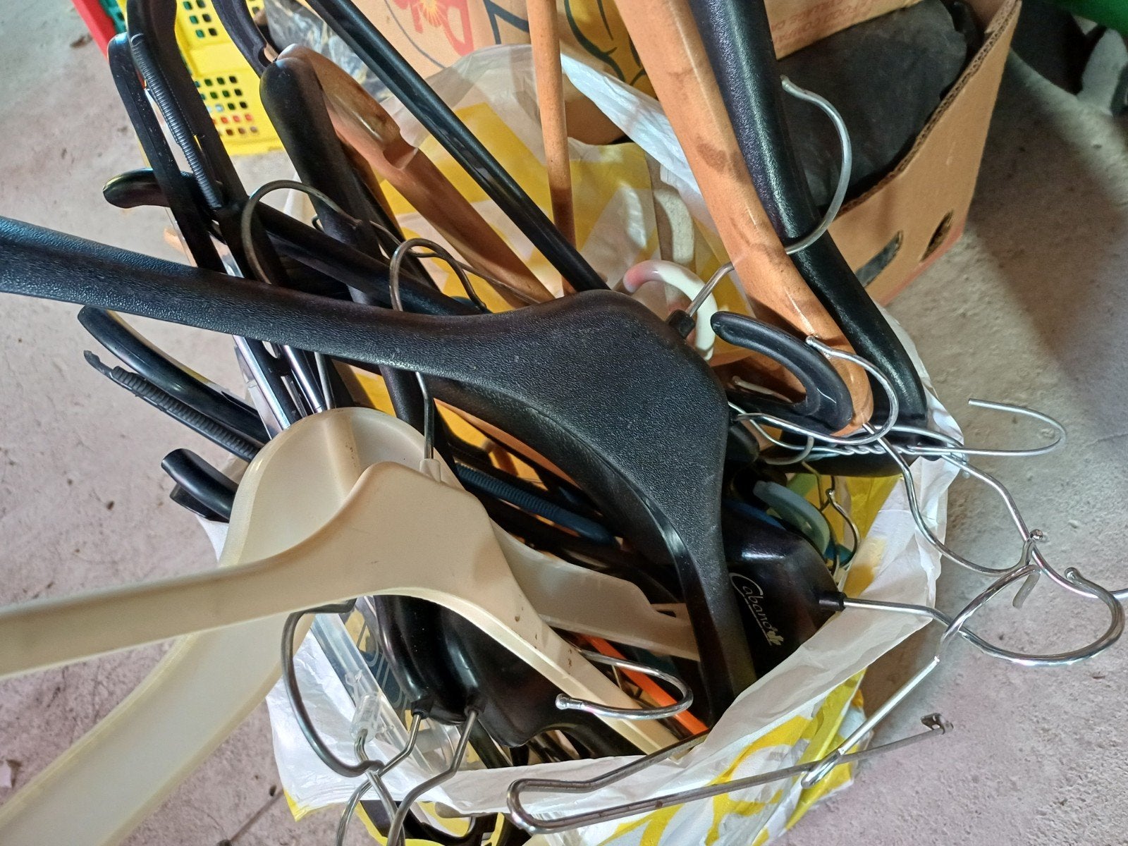 kleding hangers., Ophalen