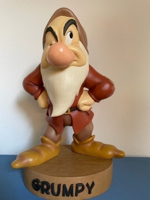 Big Figurine Grumpy met base, Verzamelen, Disney, Ophalen of Verzenden, Sneeuwwitje of Doornroosje, Zo goed als nieuw, Beeldje of Figuurtje