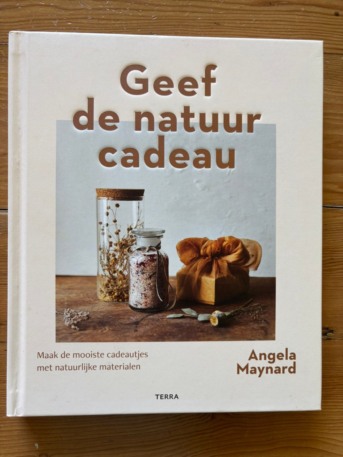 Geef de natuur cadeau - Angela Maynard, Boeken, Ophalen of Verzenden, Gelezen