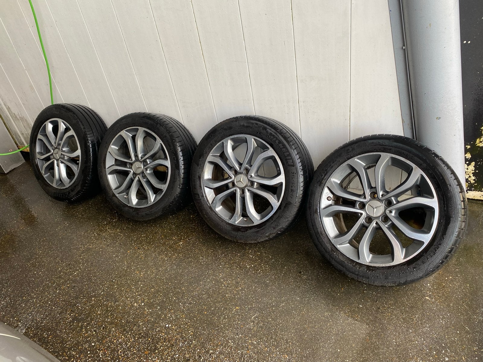 Mercedes-Benz 17 inch velgen met banden maat 215/55 17, Ophalen, Banden en Velgen, 17 inch, Personenwagen