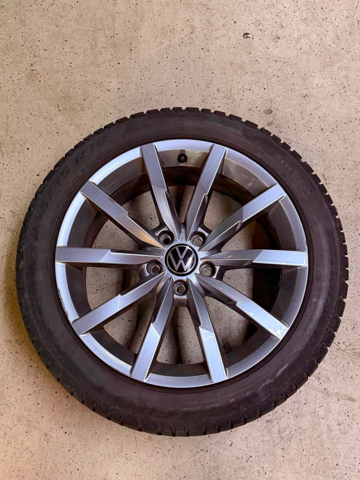 VW Passat Winterset Velgen & Banden 2022, Auto-onderdelen, 18 inch, Gebruikt, Banden en Velgen, 235 mm