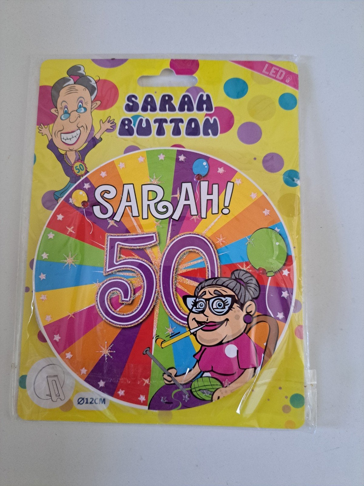 SARAH BUTTON NIEUW, Hobby en Vrije tijd, Feestartikelen, Ophalen of Verzenden, Nieuw, Versiering, Abraham of Sarah