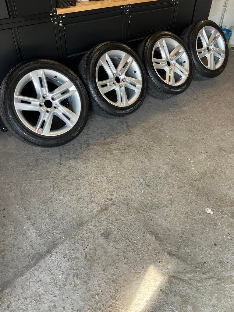 Volvo V60 Winterbanden met Velgen 235/45 R17, Ophalen, Gebruikt, Banden en Velgen, 17 inch