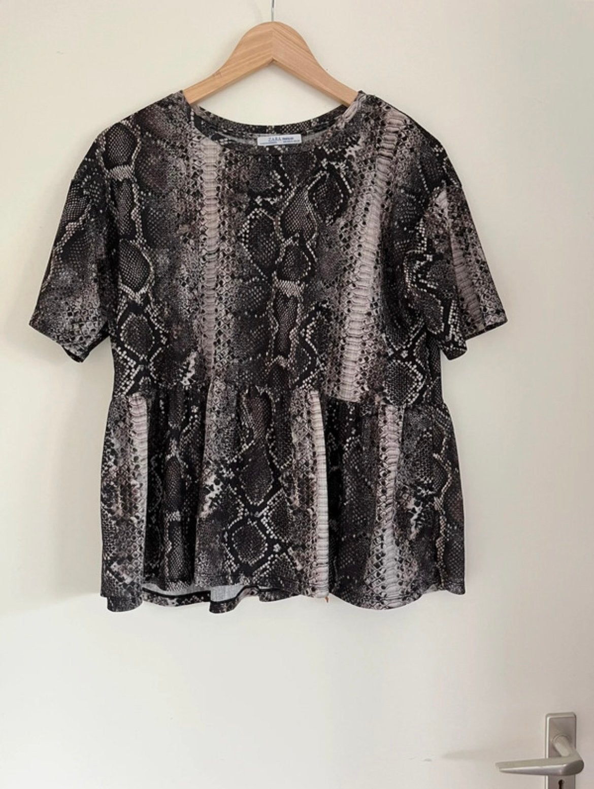 Zwart peplum top /t-shirt /blouse slangprint maat 38/M Zara, Maat 38/40 (M), Zwart, Ophalen of Verzenden, Zo goed als nieuw