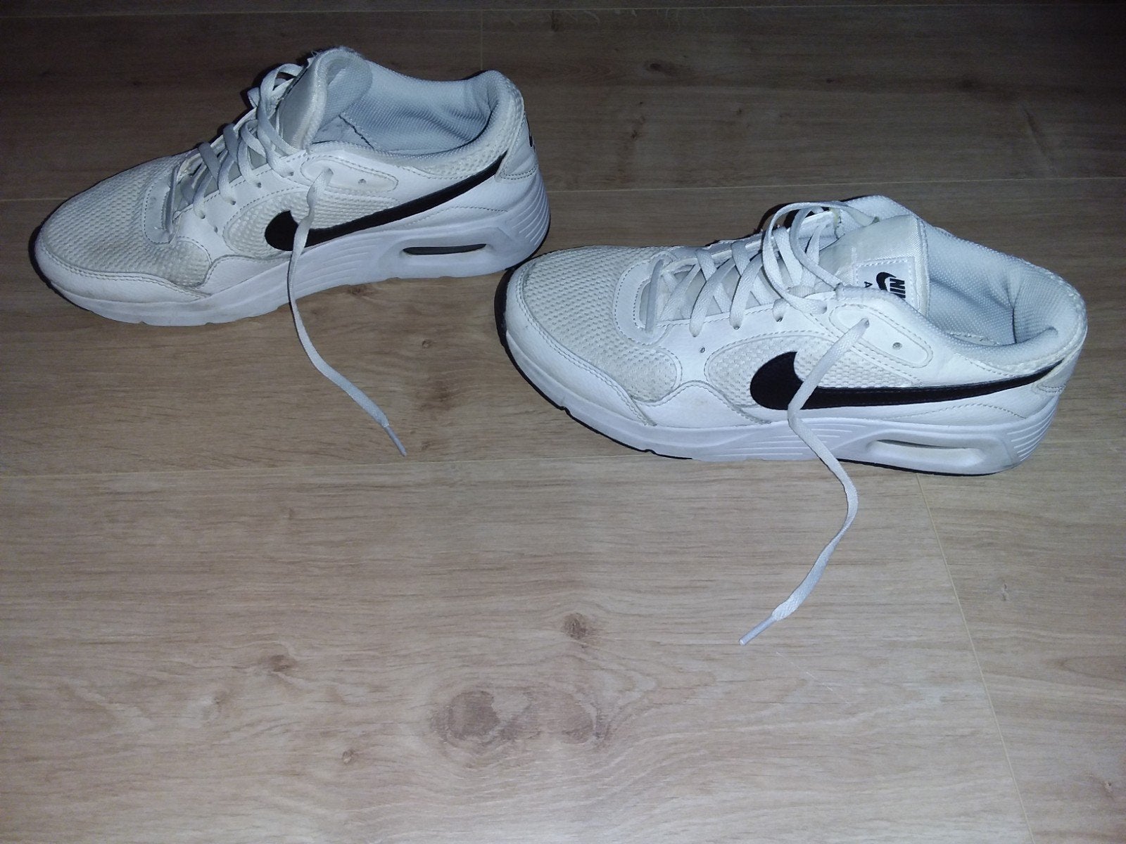 Nike Air wit met zwarte accenten, maat 39, Schoenen, Ophalen of Verzenden, Zo goed als nieuw, Jongen