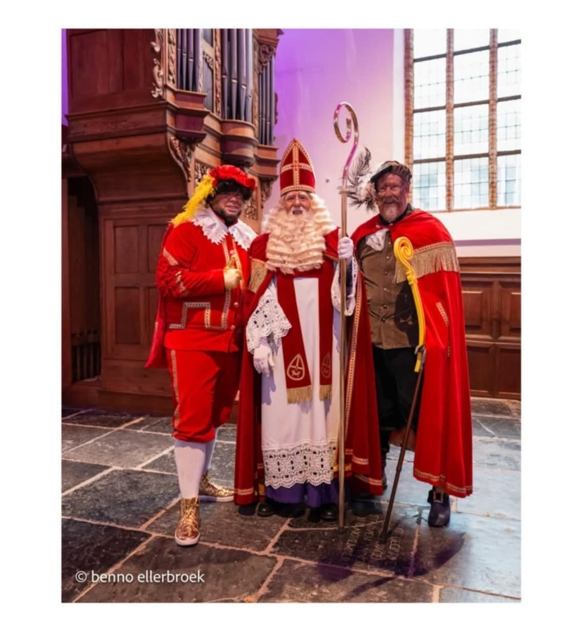 Pietenpak rood fluweel met gouden details en veer, Ophalen
