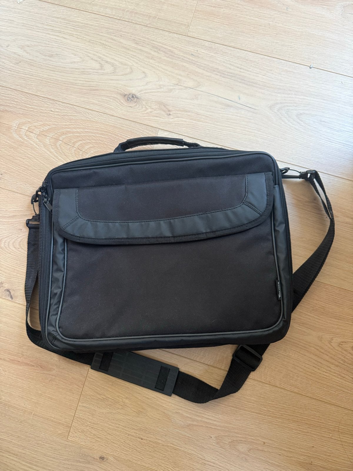 Gratis Zwarte laptoptas met schouderband, Ophalen, Gebruikt, Gevoerd laptopvak, 15 inch