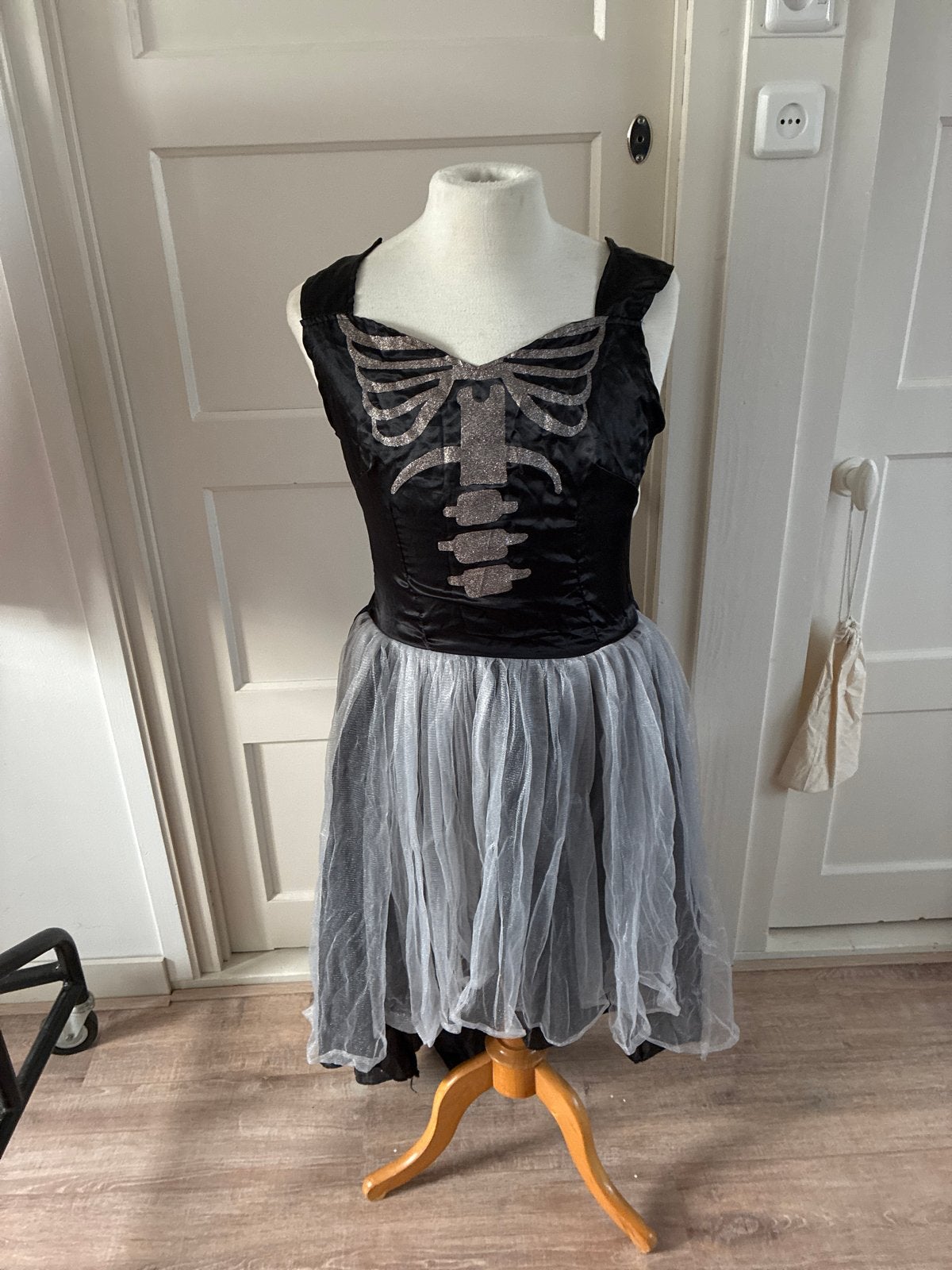 Halloween skelet jurk inclusief cape met capuchon, Maat 38/40 (M), Ophalen of Verzenden, Zo goed als nieuw, Halloween