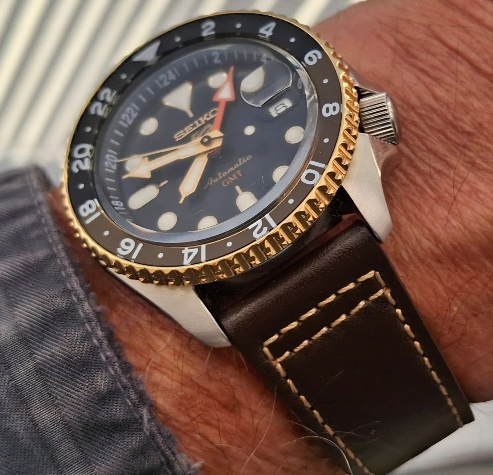 Seiko5 sports GMT "mokka" kalfs lederen band, Seiko, Leer, Staal, Polshorloge