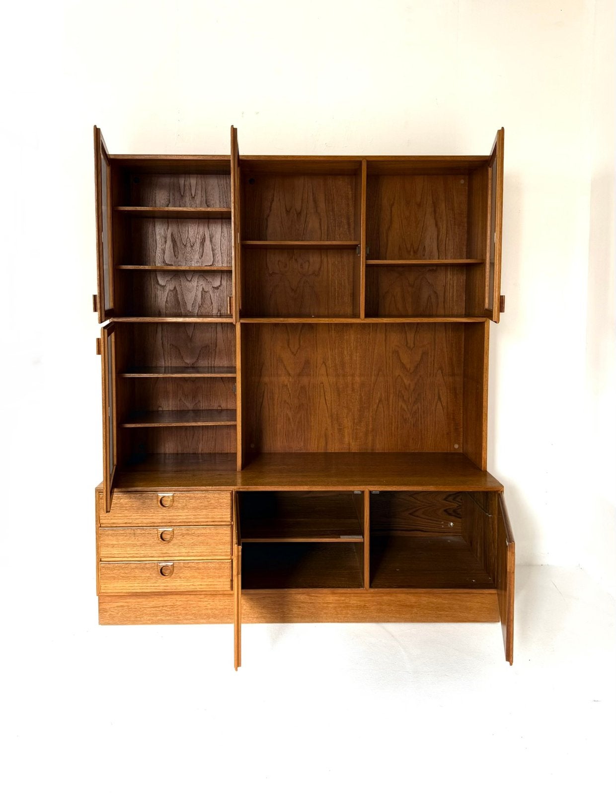 Vintage teakhouten buffet/vitrinekast, Svend Ellekær ‘70, Huis en Inrichting, Gebruikt, 100 tot 150 cm, Vintage retro buisframe design rotan webbing papercord deens