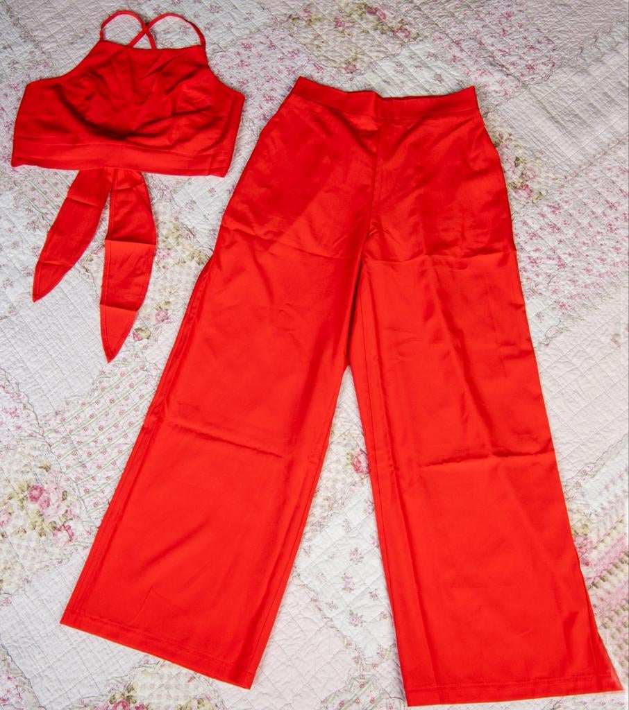 Rode tweedelige set: crop top en wijde broek maat S, Kleding | Dames, Broeken en Pantalons, Ophalen of Verzenden, Maat 36 (S)