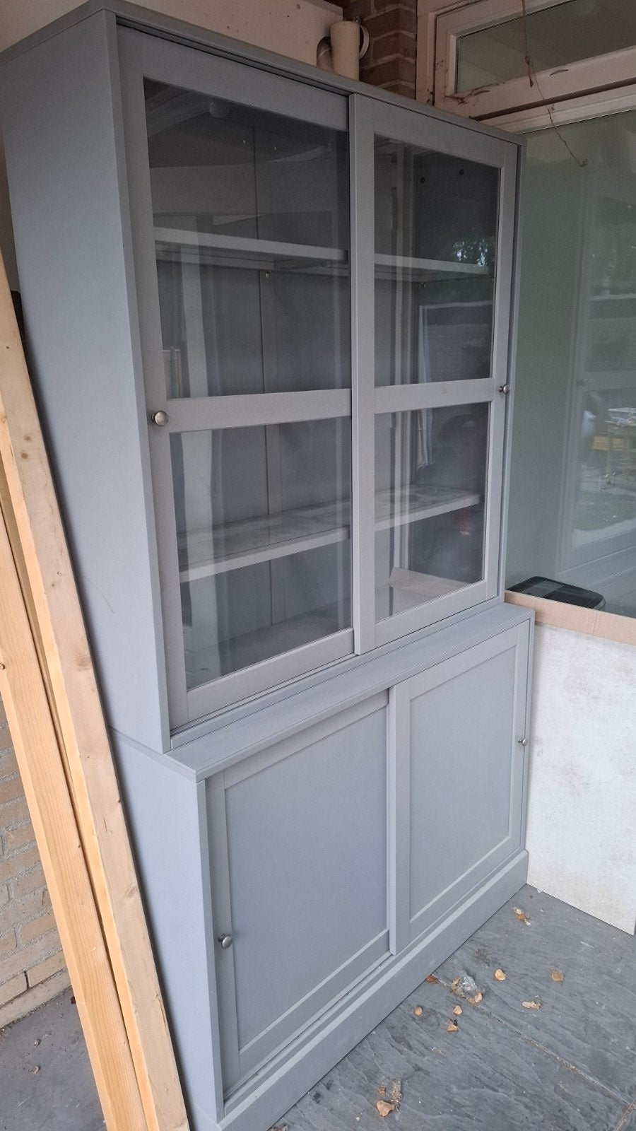 Grijze vitrinekast met schuifdeuren en planken, Ophalen, 100 tot 150 cm, Glas, Modern