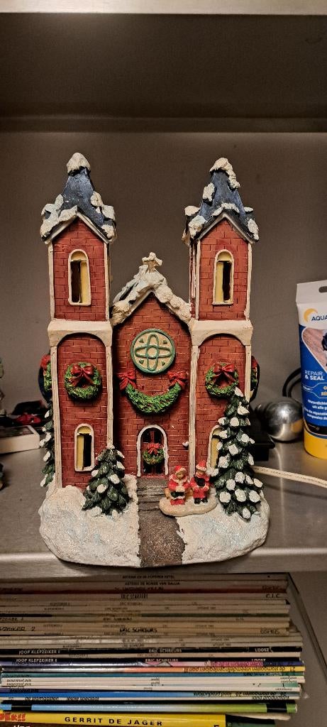 Kersthuis/kerk met verlichting (Z248-39), Diversen, Kerst, Ophalen of Verzenden, Zo goed als nieuw