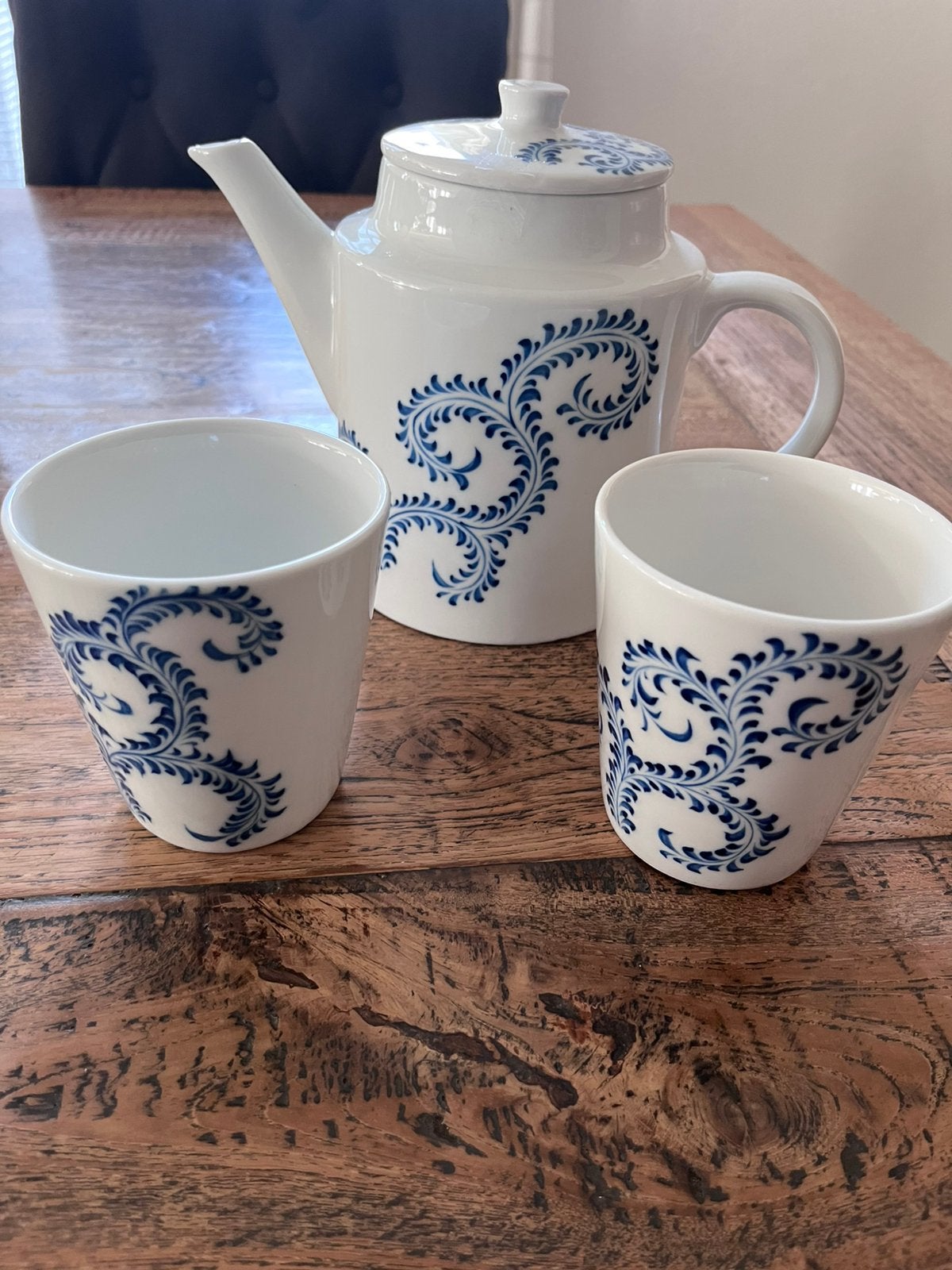 Nieuw!! Theepot met 2 kopjes - Wit met blauw decor, Keramiek, Nieuw, Ophalen of Verzenden, Overige stijlen