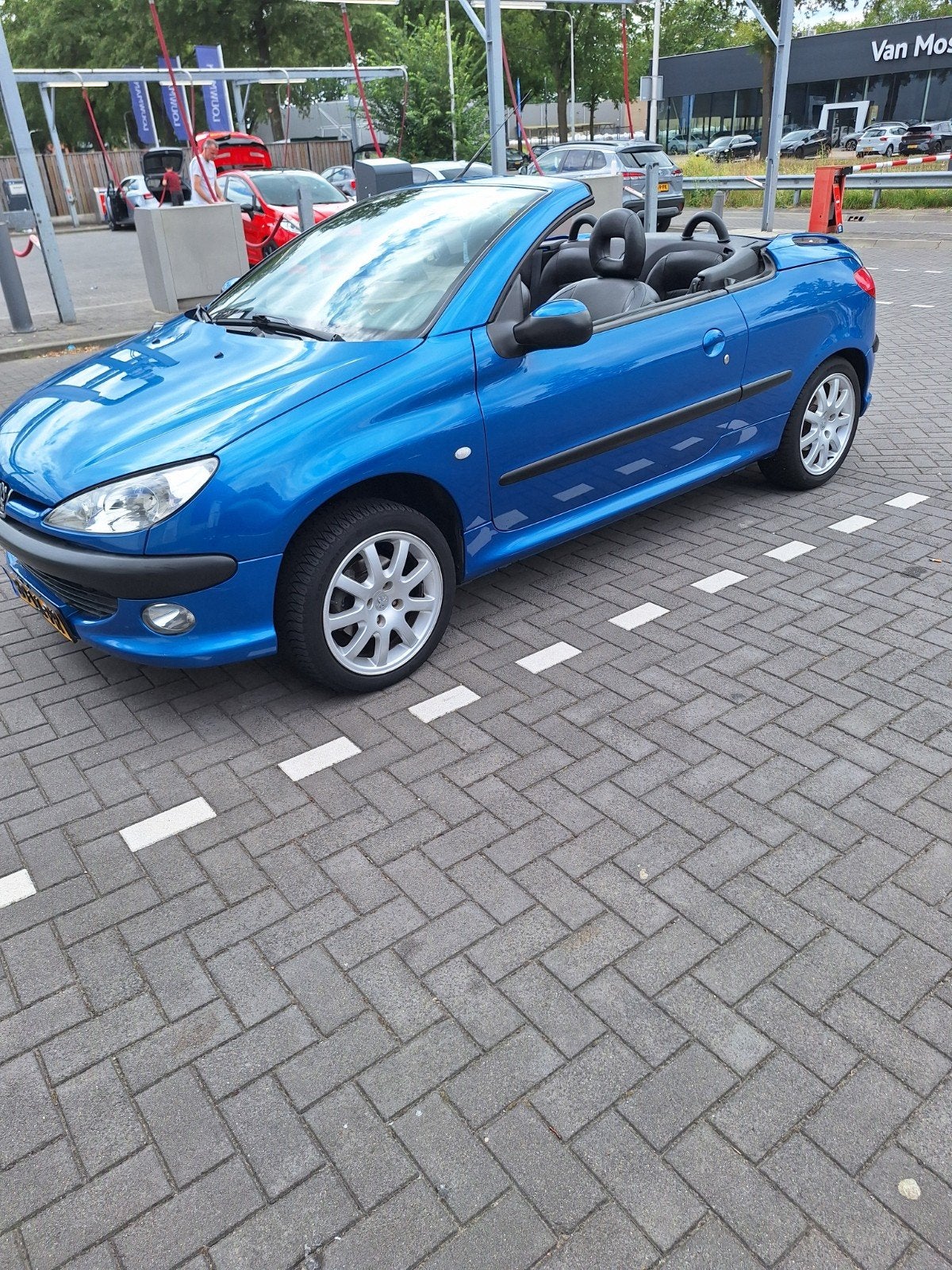 Peugeot 206 1.6 16V CC Roland Garros AUT 2004 Blauw, Auto's, 4 cilinders, Cabriolet, Origineel Nederlands, 57 €/maand