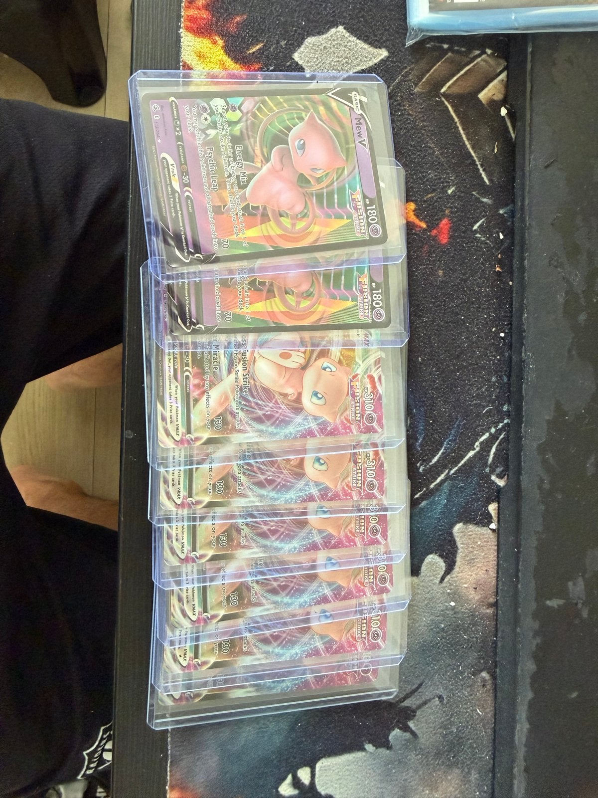 Mew VMAX 114 Fusion Strike en Mew V Pokémon kaarten, Ophalen of Verzenden, Zo goed als nieuw, Meerdere kaarten, Foil