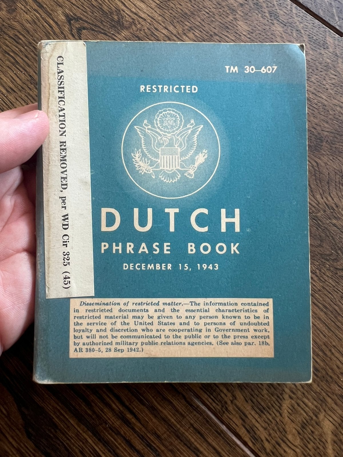 WO2 Amerikaans Dutch Phrase Book Market Garden 1943, Amerika, Verzenden, Boek of Tijdschrift