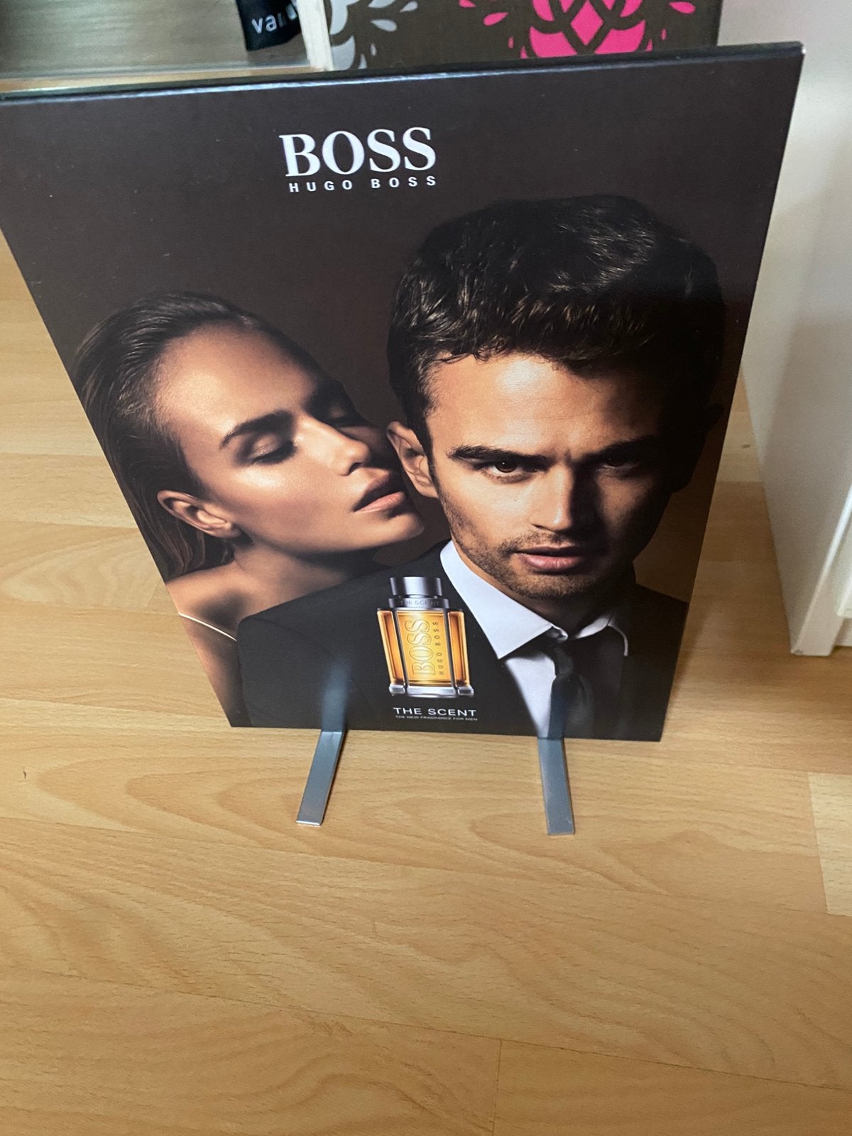 Hugo Boss the Scent poster op pootjes, Rechthoekig Staand, Ophalen of Verzenden, Zo goed als nieuw, A1 t/m A3
