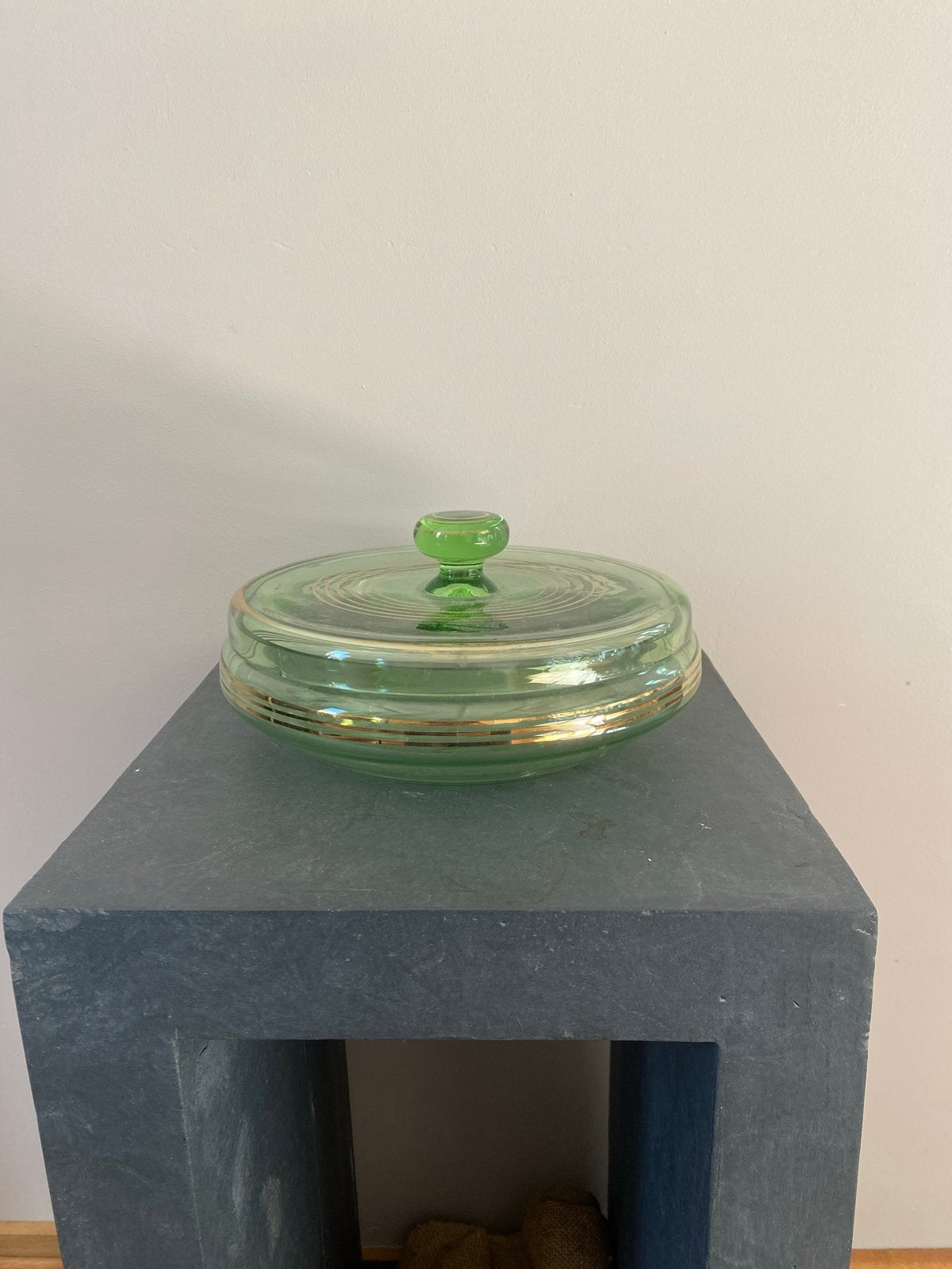 Vintage Groene Glazen Bonbonnière met Gouden Rand, Antiek en Kunst, Antiek | Glas en Kristal, Ophalen of Verzenden