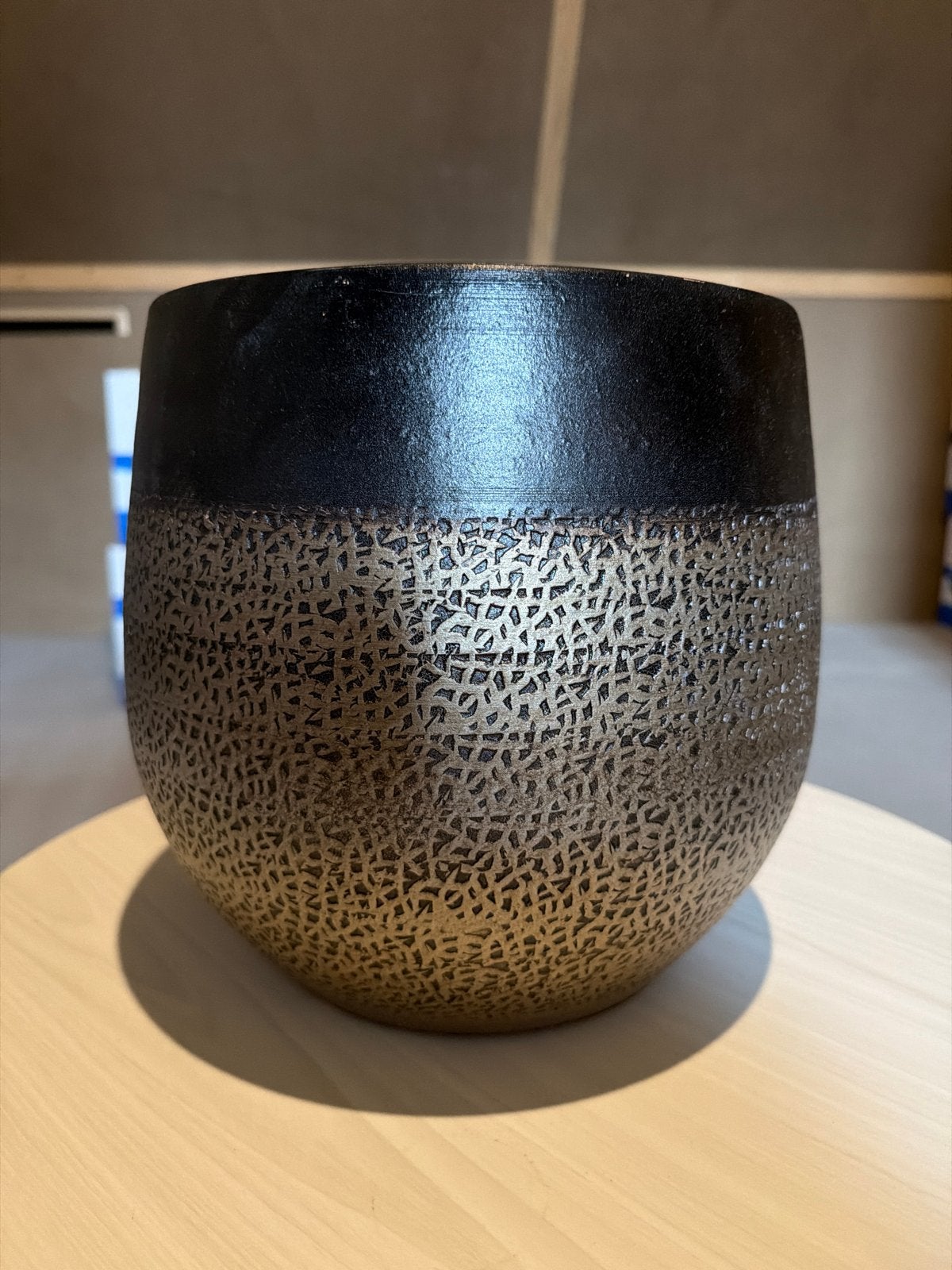 Grote bloempot (binnen) diameter 25cm zwart met goud, Ophalen, Gebruikt, Met patroon/structuur, Zwart
