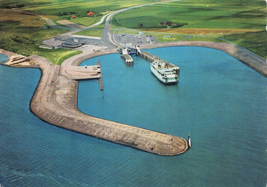 Boot Texel Aankomst veerboot vanuit de lucht 32, Ophalen of Verzenden, 1960 tot 1980, Gelopen, Overige thema's