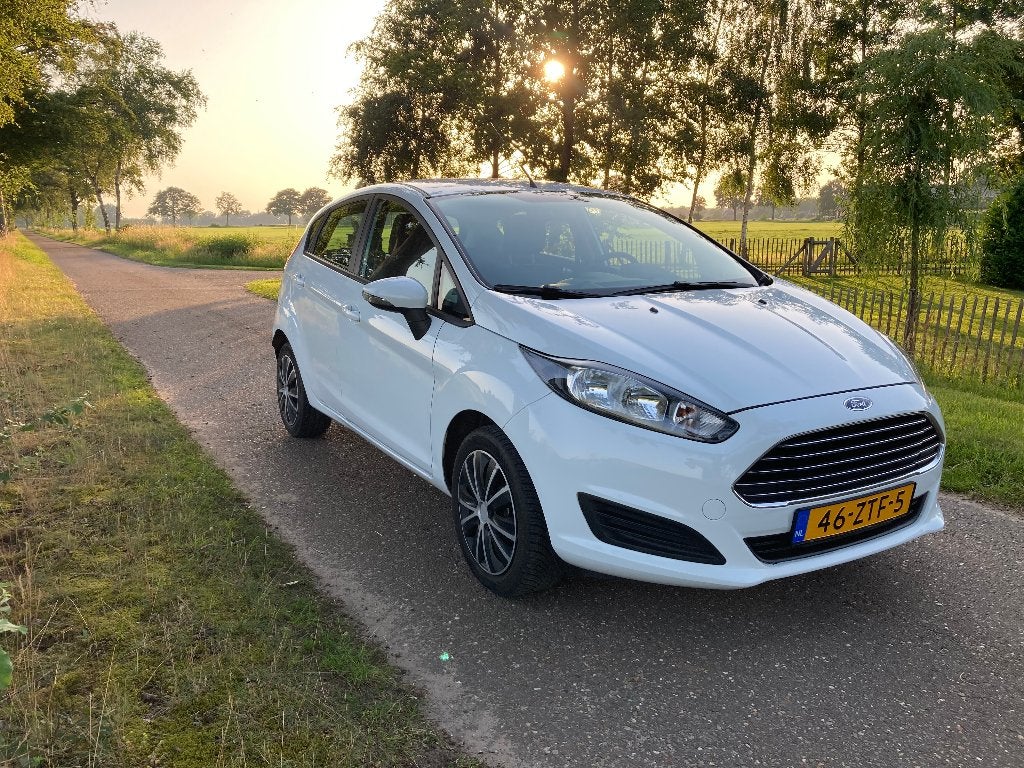 Ford Fiësta 1.0 Champion 48KW/65PK 5D 2013 Wit, Auto's, Ford, Euro 5, Stof, 40 €/maand, Zwart