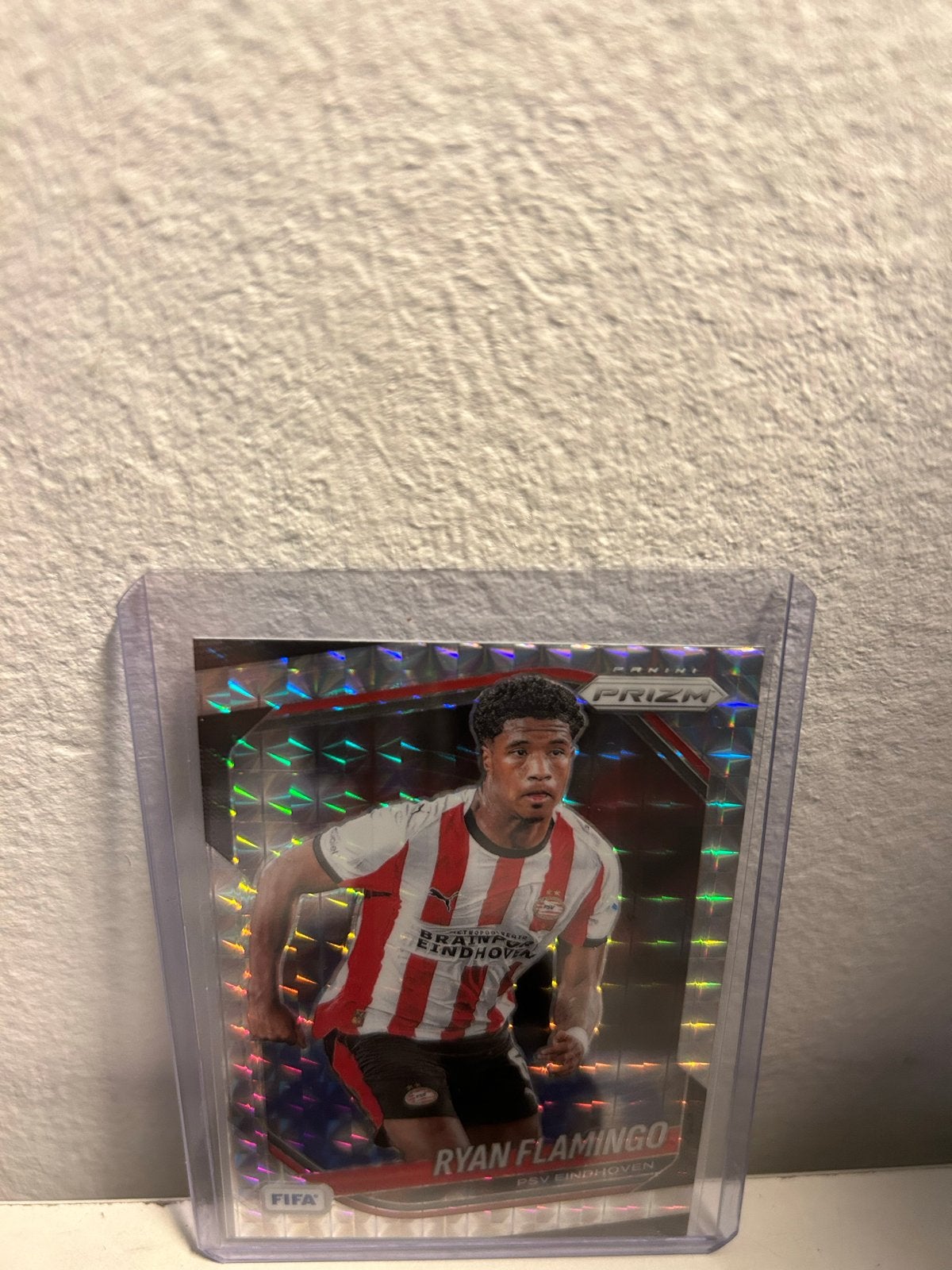 Ryan Flamingo 2025-26 Panini Prizm FIFA Soccer Mosaic Prizm., Verzamelen, Sportartikelen en Voetbal, Verzenden, Nieuw, PSV, Poster, Plaatje of Sticker