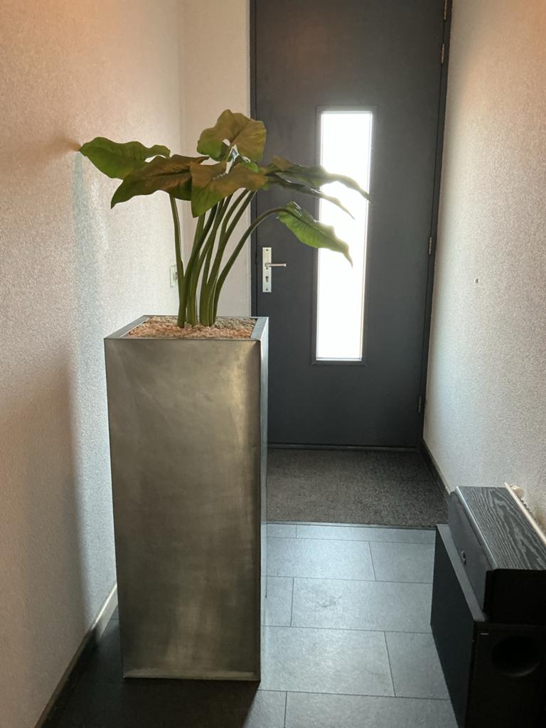 Grote kunstplant in geborstelde metalen bak - 170 cm hoog, Ophalen, Binnen, Groen, Kunstplant