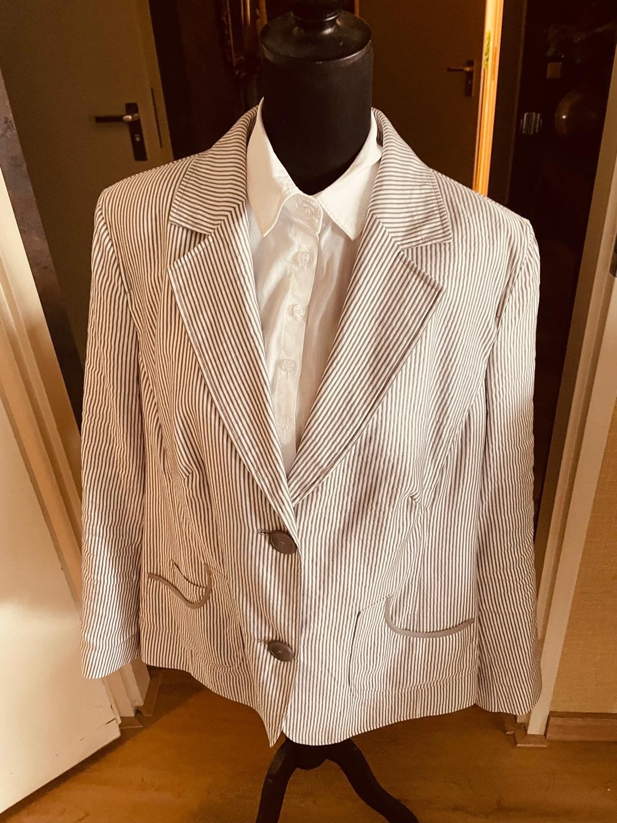 Frank Walder Blazer, maat 48, zilver/grijs met witte streep, Kleding | Dames, Jasjes, Kostuums en Pakken, Maat 46/48 (XL) of groter