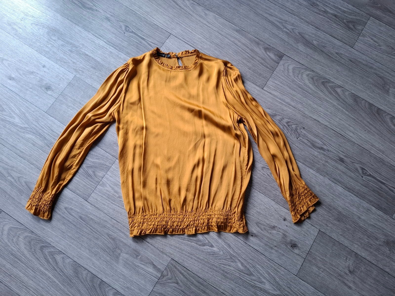 Zgan satijnen goud/geel kleur blouse maat M, Maat 38/40 (M), Overige kleuren, Blouse of Tuniek, Ophalen of Verzenden