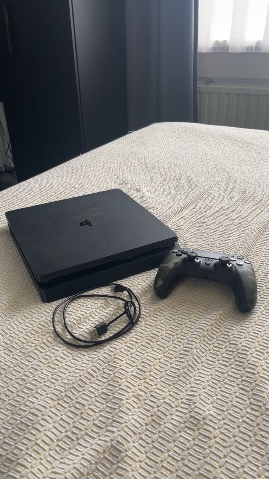 PlayStation 4 Slim met controller en kabel, 500 GB, Ophalen of Verzenden, Zo goed als nieuw, Met 1 controller