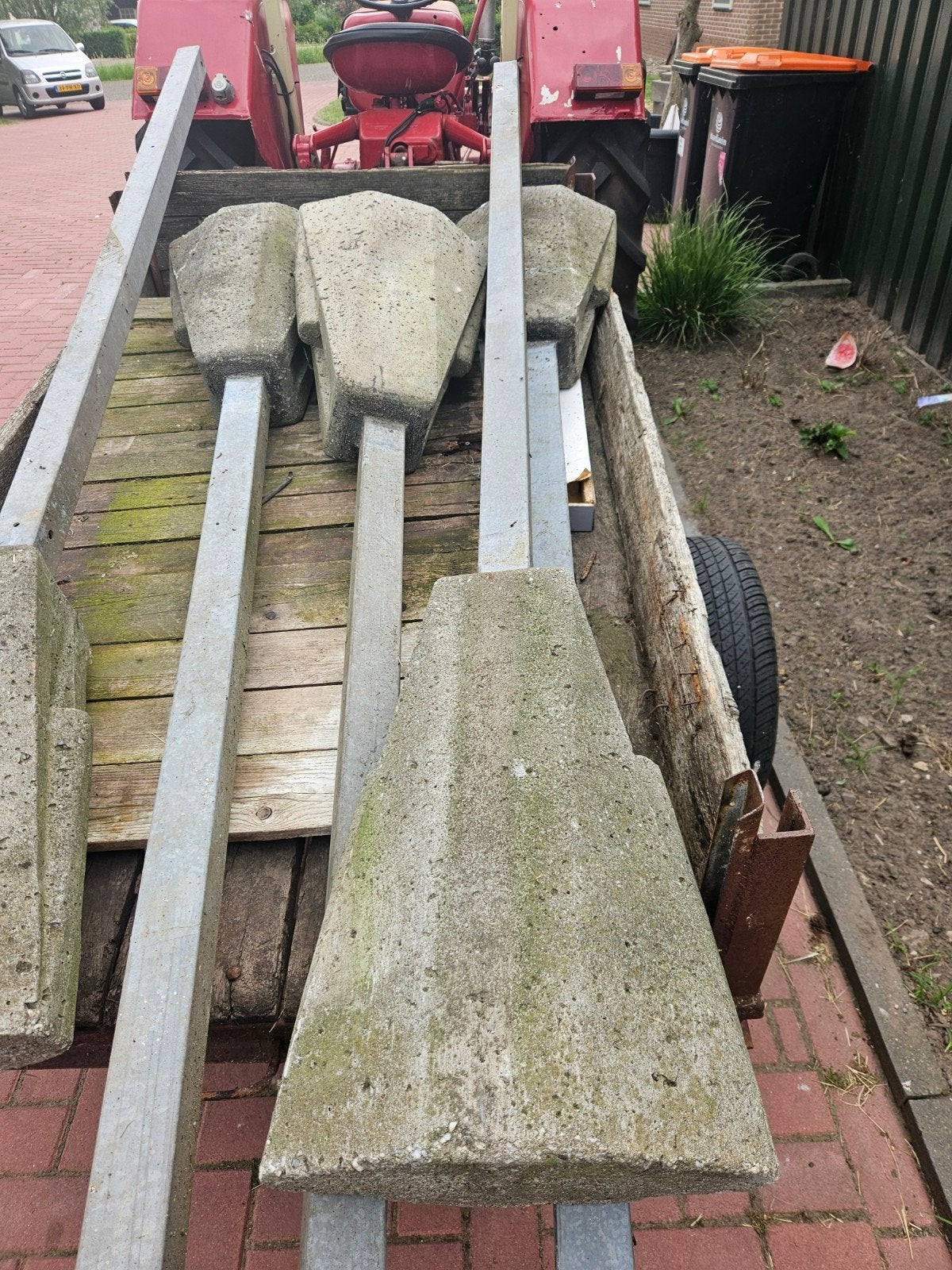 5 betonpoeren met paal, Ophalen, IJzer