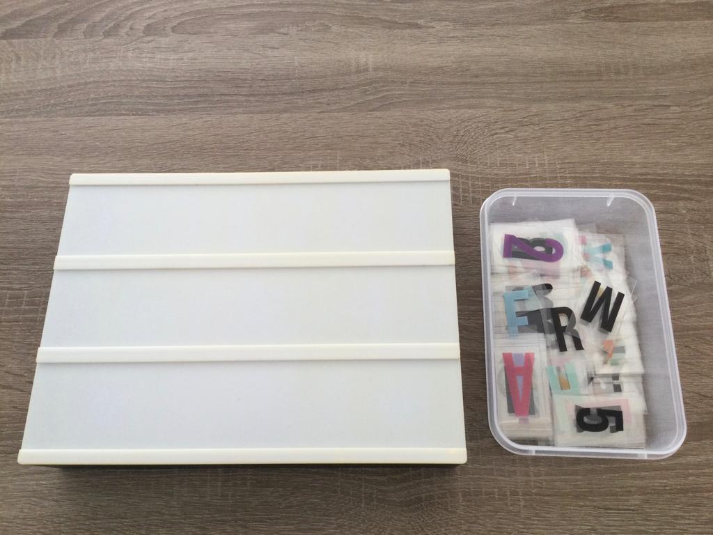 Letterbak met zwarte en gekleurde letters, Met verlichting, Decoratieobject, Ophalen of Verzenden, Zo goed als nieuw