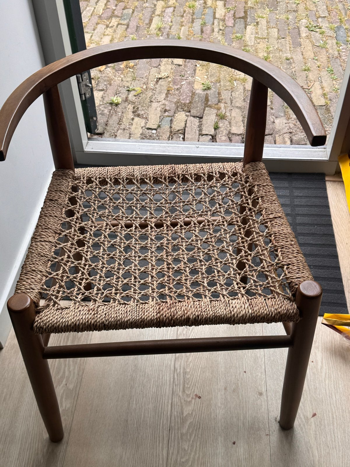 Houten stoel met rieten zitting, Ophalen