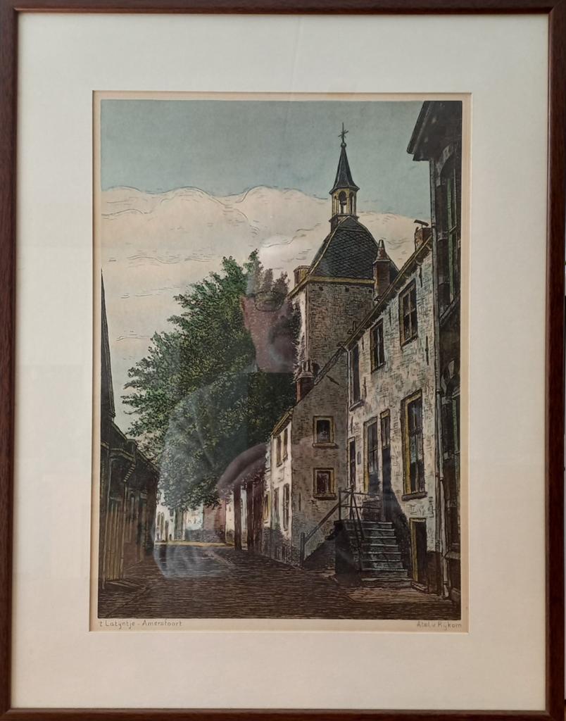 Kleurrijke ets 't Latijntje - Amersfoort, gesigneerd, Antiek en Kunst, Kunst | Etsen en Gravures, Ophalen, Handgekleurd, Ets, Stadsgezicht