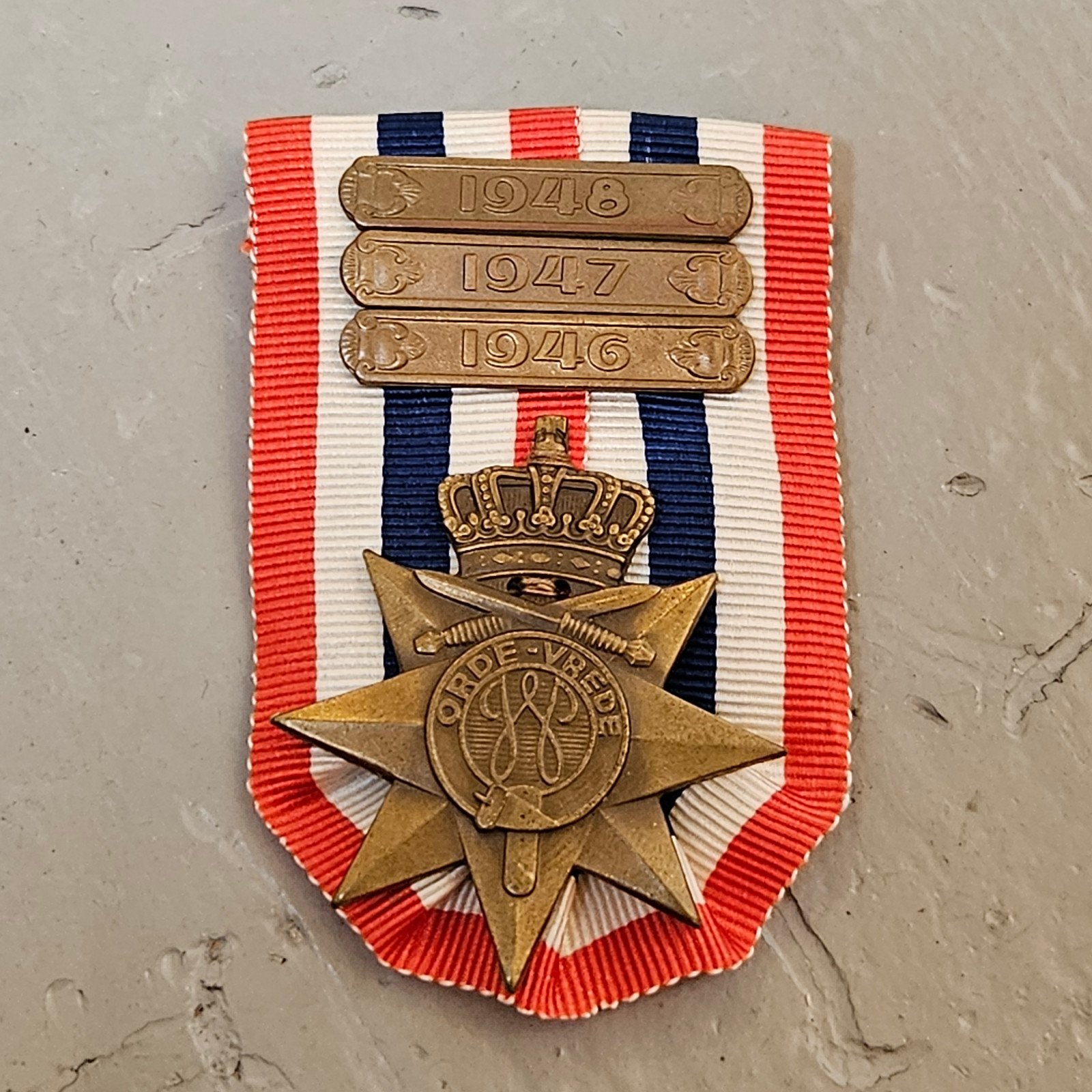 Nederlandse Orde van de Vrede medaille met gesp 1946-1948, Ophalen of Verzenden, Brons, Nederland