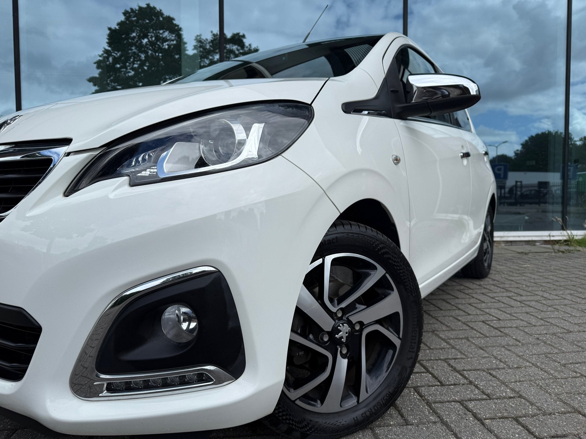 Peugeot 108 1.0 e-VTi Allure TOP! - Automaat - Navi - ToTone, Auto's, Peugeot, Stof, Gebruikt, 4 stoelen, Wit