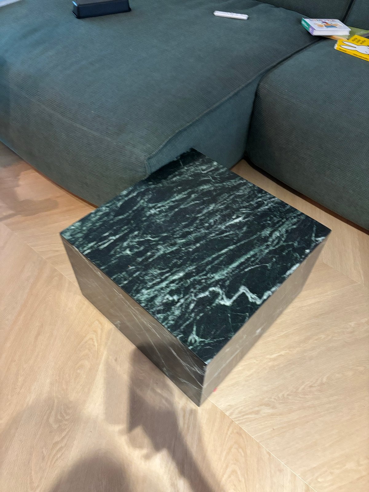 Furnified Groen Marmer Blok Bijzettafel 50x50x30, Overige materialen, 50 tot 100 cm, Vierkant, Zo goed als nieuw