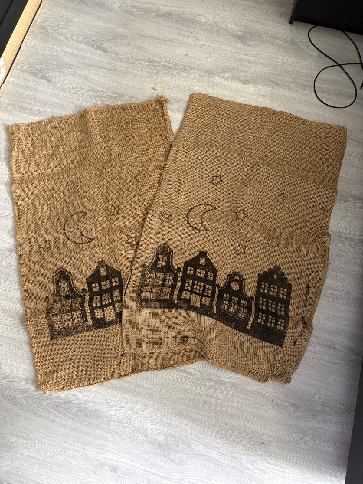 2 jute zakken & dobbelsteen, Diversen, Sinterklaas, Ophalen of Verzenden, Zo goed als nieuw