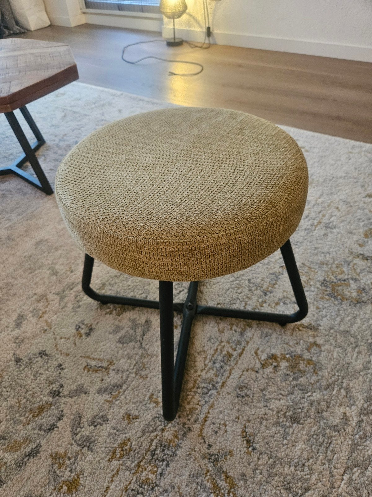 Kwantum poef / voetenbank beige – zwart metalen onderstel, Huis en Inrichting, Minder dan 50 cm, Rond, Minder dan 50 cm, Ophalen of Verzenden