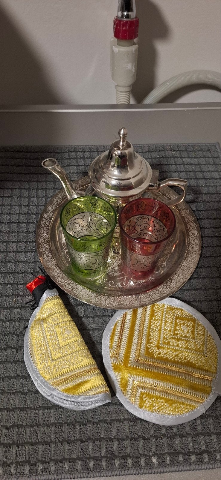 Marokkaanse theepot met dienblad en glazen, Ophalen, Aziatisch, Zo goed als nieuw, Theepot