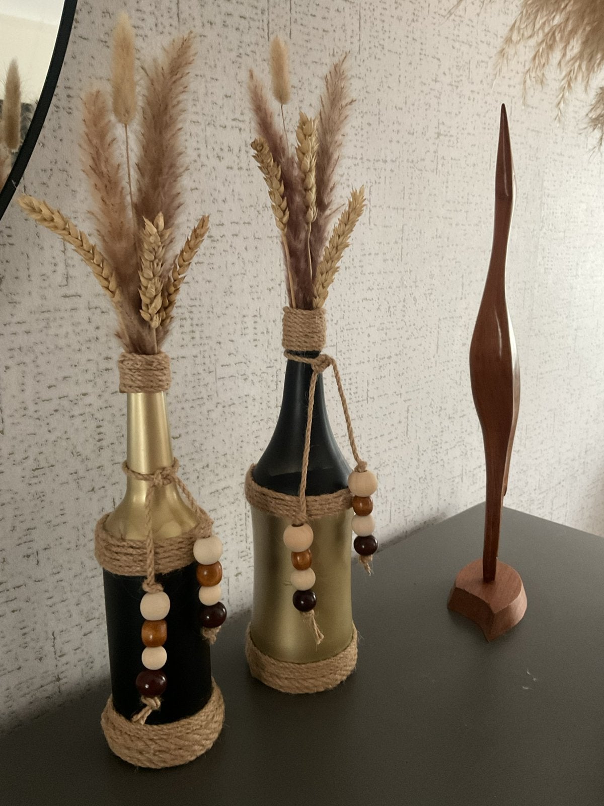 2 handgemaakte (fles)vazen+inhoud. Samen NU 14,95€, Huis en Inrichting, Ophalen of Verzenden, Nieuw, Zwart, Glas