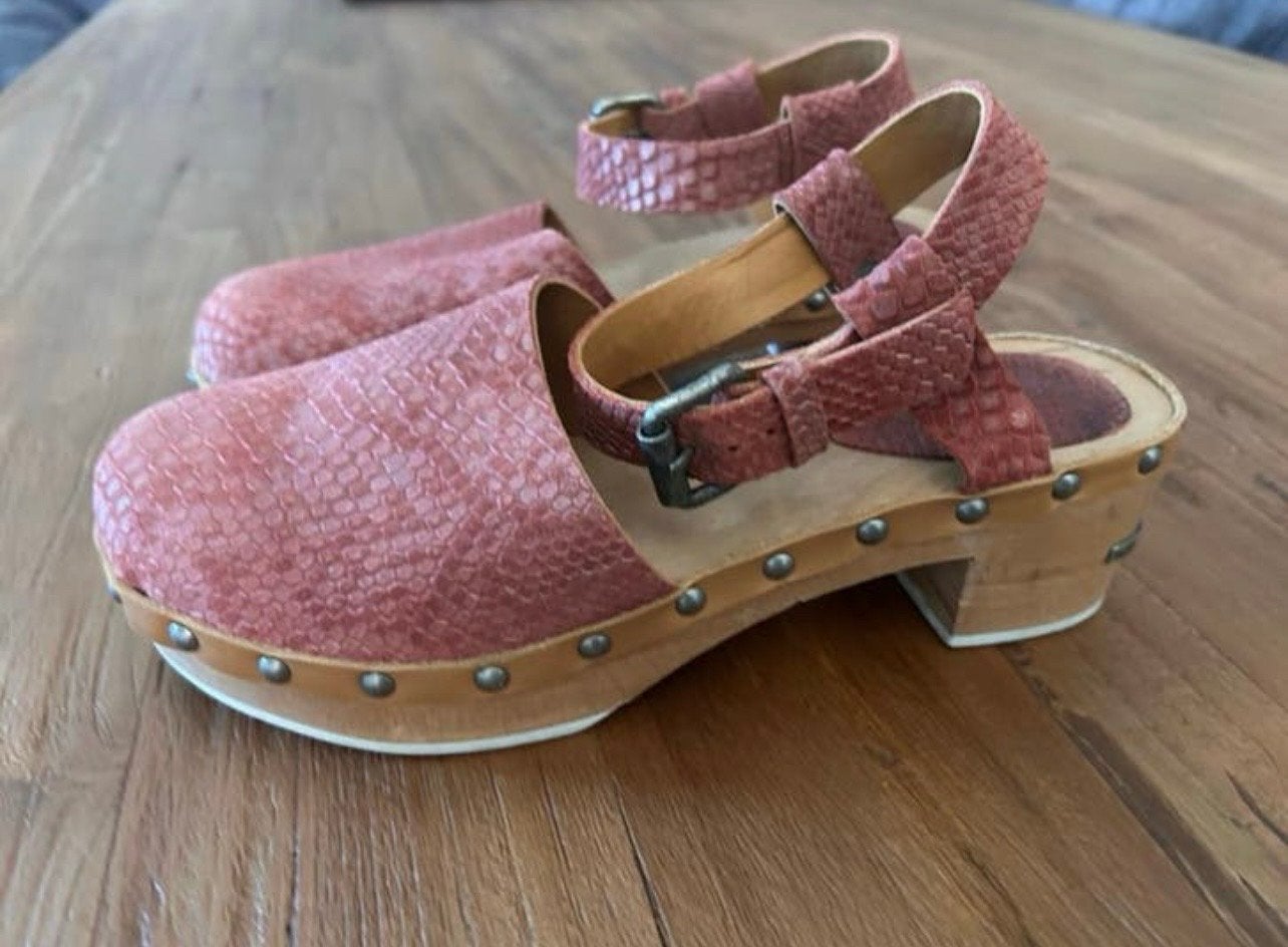 Shabbies Amsterdam klompen met slangenprint maat 37., Ophalen of Verzenden, Gedragen, Bruin, Sandalen of Muiltjes