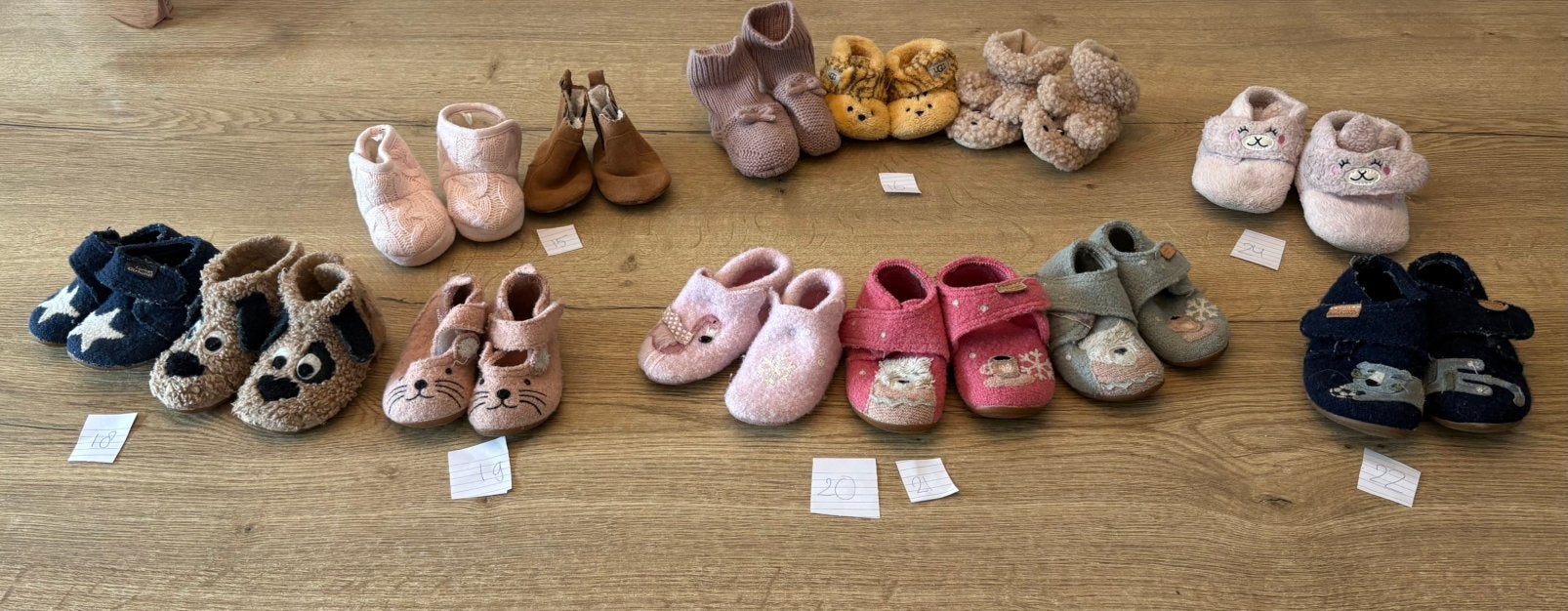 Sloffen kinderen Ugg, Living Kitzbuhel, Next div maten, Kinderen en Baby's, Ophalen of Verzenden, Zo goed als nieuw, Jongen of Meisje